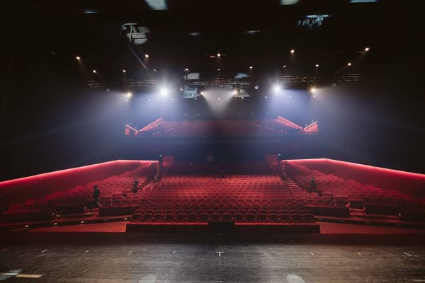 Comment les éclairages de scène peuvent-ils transformer une pièce de théâtre ?