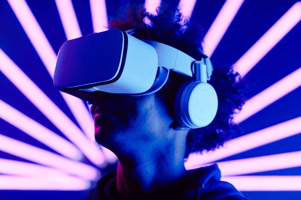 Comment les technologies de réalité virtuelle peuvent-elles être utilisées dans l'opéra moderne ?