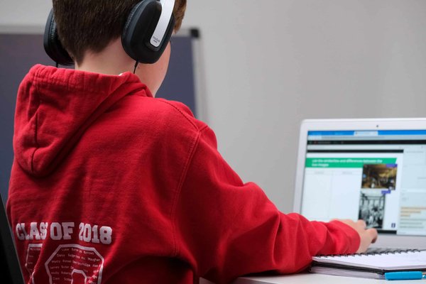 Peut-on envisager une éducation sans écoles physiques à l'ère du numérique ?